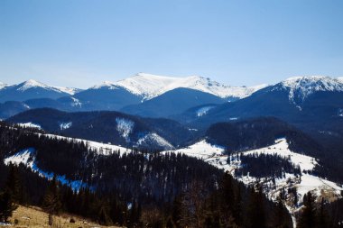 Karla kaplı dağların manzarası, Bystrets, Ukrayna