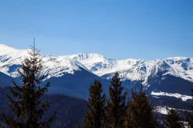 Karla kaplı dağların manzarası, Bystrets, Ukrayna