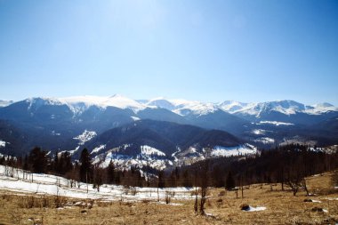 Ukrayna 'da kış mevsiminde dağların ve Bystrets köyünün manzarası 