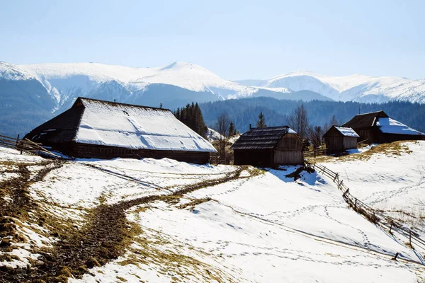 Γραφική Θέα Των Βουνών Και Bystrets Χωριό Κατά Χειμερινή Περίοδο — Φωτογραφία Αρχείου