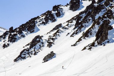 Kış mevsiminde Shpytsi dağlarına yürüyüş, seyahat konsepti, Ukrayna