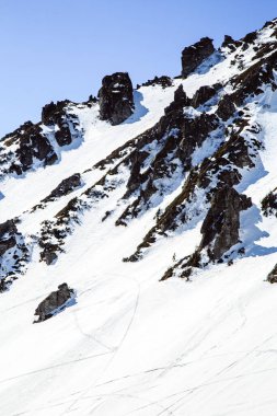 Kış mevsiminde Shpytsi dağlarına yürüyüş, seyahat konsepti, Ukrayna