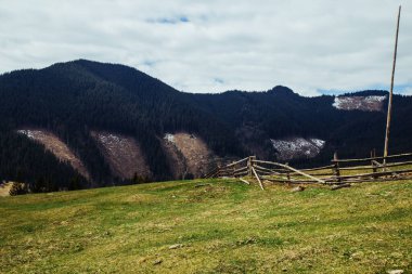dağların manzarası bulutlarla ve mavi gökyüzüyle, Ukrayna