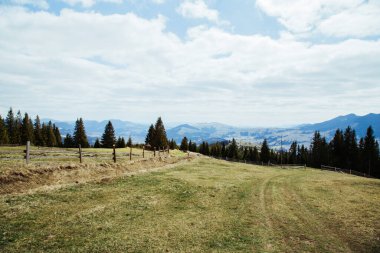 dağların manzarası bulutlarla ve mavi gökyüzüyle, Ukrayna