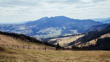 Bulutlu ve mavi gökyüzü olan dağ manzarası