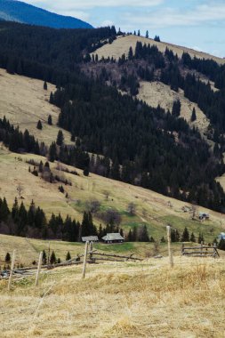 Bulutlu ve mavi gökyüzü olan dağ manzarası 