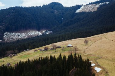 Bulutlu ve mavi gökyüzü olan dağ manzarası 