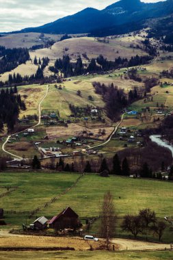Dağlarla çevrili köyün havadan görünüşü, Ukrayna 'dan seyahat