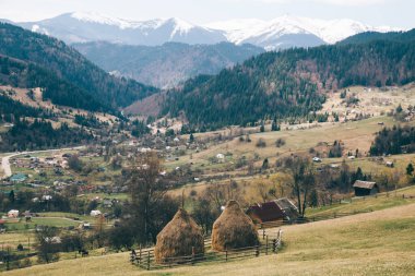 Dağlarla çevrili köyün havadan görünüşü, Ukrayna 'dan seyahat