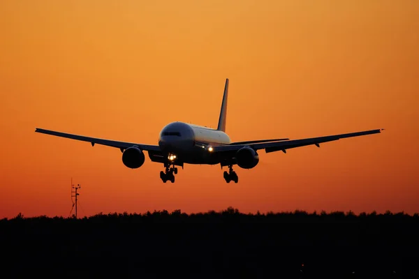 Samolot Jest Lądowanie Podczas Wschodu Słońca — Zdjęcie stockowe