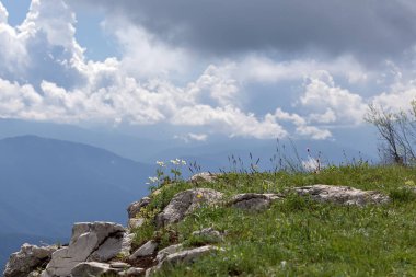 .Gökyüzünde bulutlar, akşam batımı, açık güneşli gün.