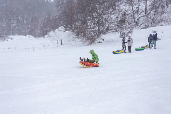 Maikop Adigeya Region Russische Föderation 2019 Winterurlaub Den Bergen Verschiedene — Stockfoto