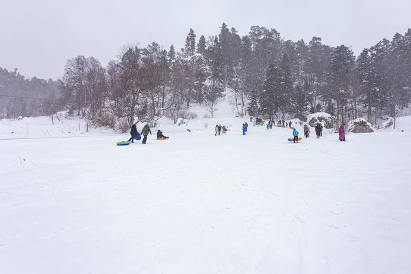 Maikop Adigeya Region Russische Föderation 2019 Winterurlaub Den Bergen Verschiedene — Stockfoto