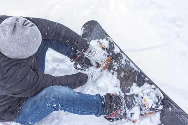 Maikop Adigeya Region Russian Federation 2019 Εξοπλισμός Snowboarder Τεχνικά Προβλήματα — Φωτογραφία Αρχείου