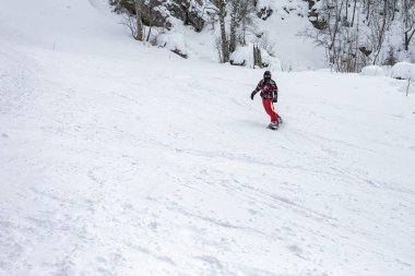  Maikop Adigeya Bölgesi, Rusya Federasyonu, 01.04.2019: Dağlarda dinlenme, aktif kış sporları, snowboard, boş zaman ve keyif, duygu ve kendini tatmin duygusu.