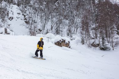  Maikop Adigeya Bölgesi, Rusya Federasyonu, 01.04.2019: Dağlarda dinlenme, aktif kış sporları, snowboard, boş zaman ve keyif, duygu ve kendini tatmin duygusu.
