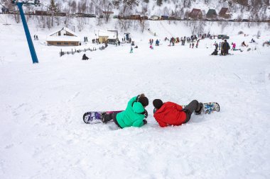  Maikop Adigeya Bölgesi, Rusya Federasyonu, 01.04.2019: Dağlarda dinlenme, aktif kış sporları, snowboard, boş zaman ve keyif, duygu ve kendini tatmin duygusu.