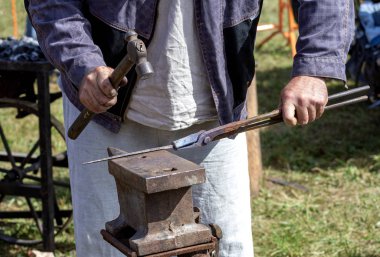 Maykop Bölgesi Adygea, Rusya Federasyonu, 09.19.2019;: Sahada demirci, yaz tatilinde.