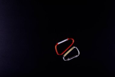 Siyah arkaplanda çeşitli öge ve ayrıntıları bağlamak için jandarmalar.