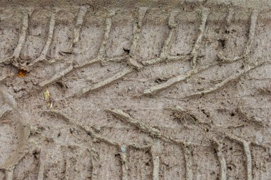 Pul arabasının ayağını yere bastır.