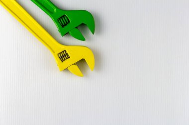 Teçhizat ve mekanizmalarla çeşitli çalışmalar için kullanılan anahtarlar.