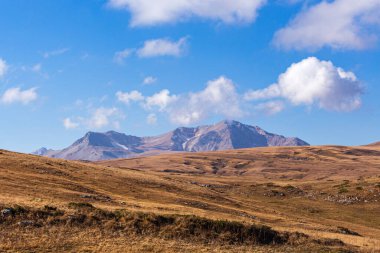 Dağlarda sonbahar, sıcak mevsim, mavi gökyüzü ve doğa yaza veda ediyor..