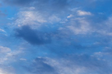 .Gökyüzünde bulutlar, akşam batımı, açık güneşli gün.