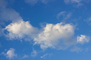 .Gökyüzünde bulutlar, akşam batımı, açık güneşli gün.