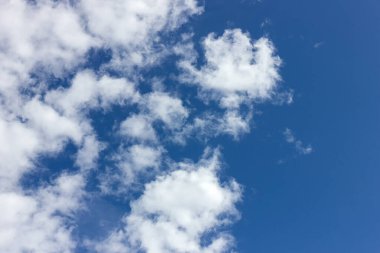 .Gökyüzünde bulutlar, akşam batımı, açık güneşli gün.