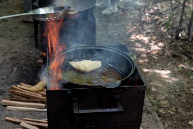 Maikop Adydeya Bölgesi, Rusya Federasyonu, 06.15.2019: Geleneksel Aygea mutfağından insanlar tarafından açık havada aşçılık ve yemek tatili.