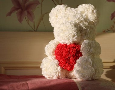 Kalpli güllerin ayısı