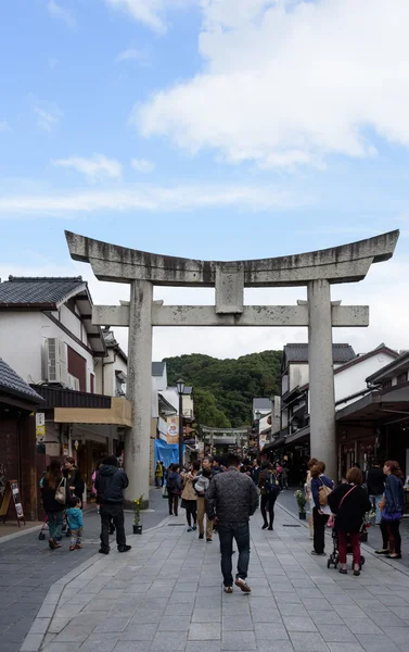 FUKUOKA, JAPAN - NOVEMBER 24, 2015: Street to Dazaifu Tenmangu s — Stock Photo, Image