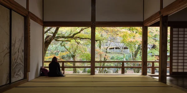 Mujer sentada en komyozenji templo jardín de roca trasera —  Fotos de Stock