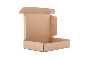 Beyaz arkaplanda izole edilmiş karton kutuyu aç