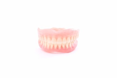 Beyaz arka plan üzerinde takma diş gülümseme jaws diş kümesi