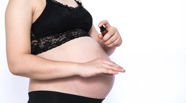 怀孕女人喷涂有机蚊虫驱避剂对保护子 — 图库照片