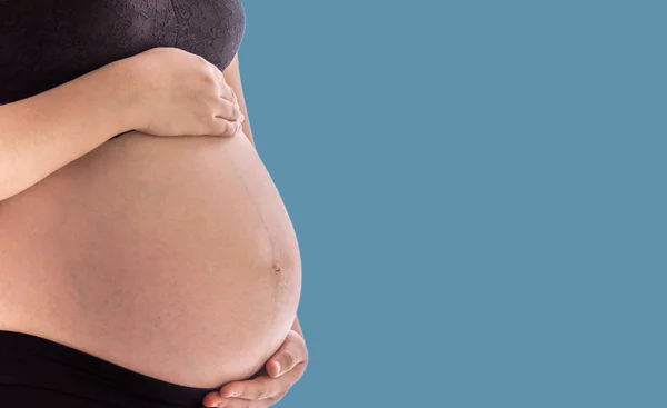 30 周肚子亚洲孕妇与尼亚加拉 pantone 颜色背景 — 图库照片