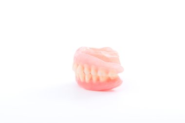 Beyaz arka plan üzerinde takma diş gülümseme jaws diş kümesi