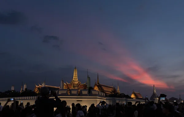 Bürger Bangkoks rund um den Großen Palast in Bangkok, um dem verstorbenen König bhumibol adulyadej Respekt zu zollen, — Stockfoto