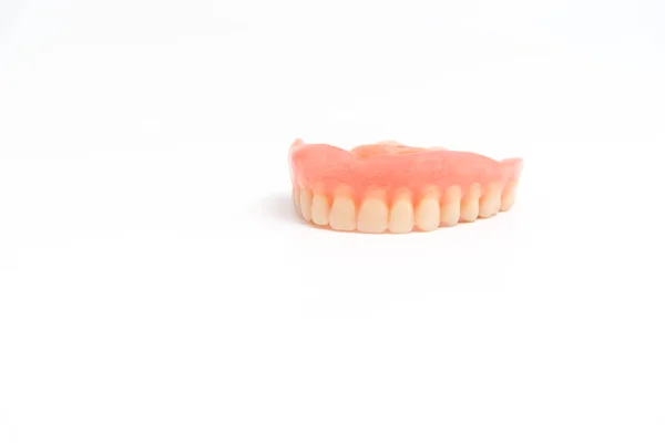 Prótesis dentales superiores sobre fondo blanco — Foto de Stock