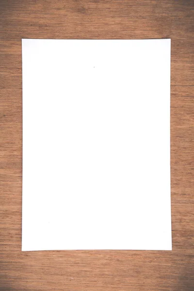 Primer plano Papel de cuaderno blanco sobre fondo de madera grunge — Foto de Stock
