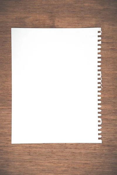 Primer plano Papel de cuaderno roto sobre fondo de madera grunge — Foto de Stock