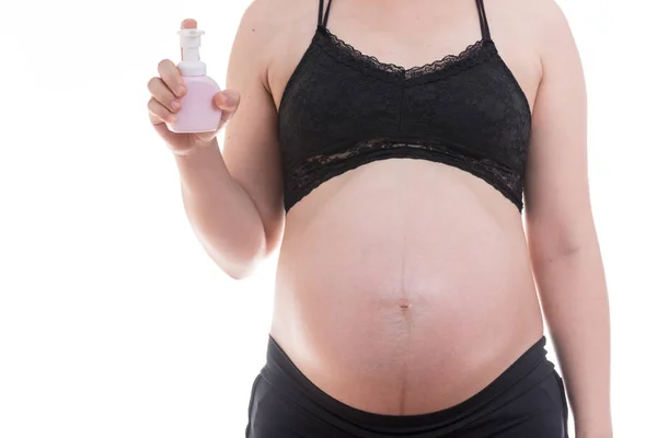 Μεγέθυνση της κοιλιάς έγκυος στέκεται με μπουκάλι αντλία απομονώσει σε — Φωτογραφία Αρχείου