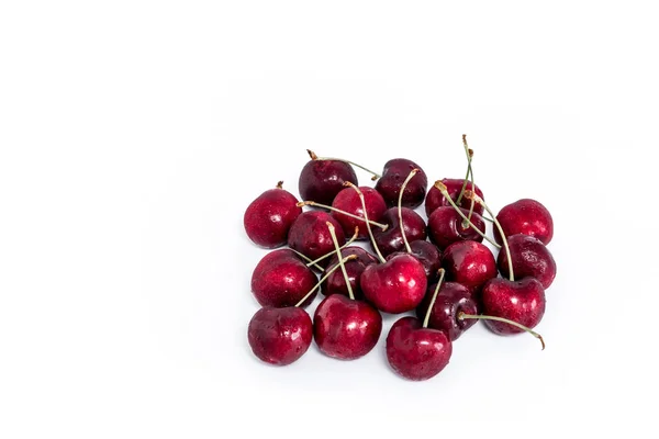 Cereza dulce fresca aislada sobre fondo blanco — Foto de Stock