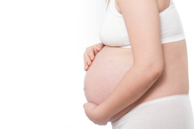 Beyaz arka plan üzerinde bel bölgende ağrısı olan Asyalı hamile kadın