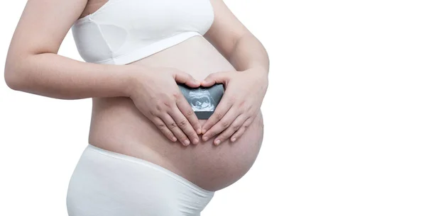 La mujer embarazada del vientre asiática sosteniendo su vientre aislado sobre fondo blanco —  Fotos de Stock