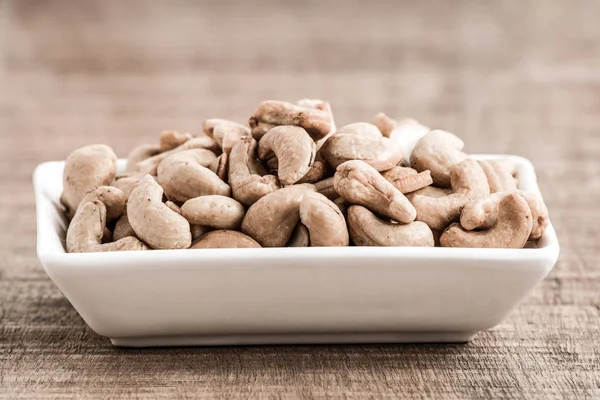 Geroosterde cashewnoten op houten achtergrond, Vintage Toon filter — Stockfoto