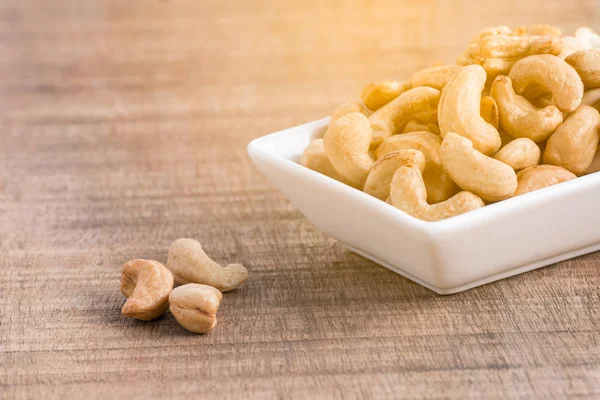 Geröstete Cashewnüsse auf Holzgrund — Stockfoto