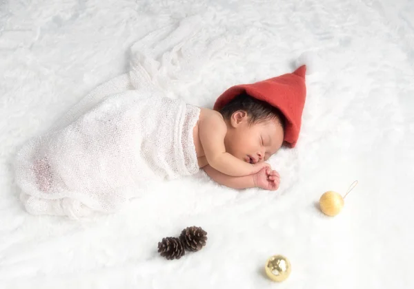 Christmas Baby i Santa hatt, Asiatiska baby i jul hatt pers. — Stockfoto