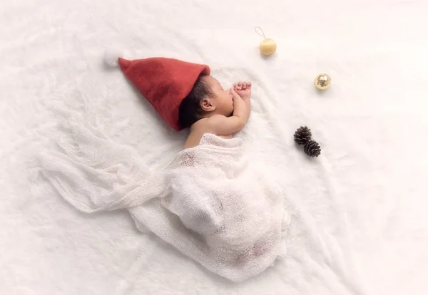 Christmas Baby i Santa hatt, Asiatiska baby i jul hatt pers. — Stockfoto